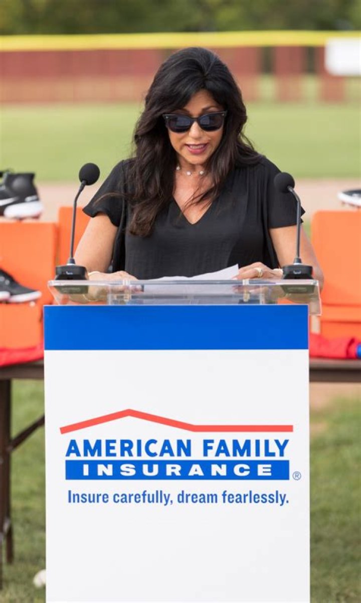 
Alecia Yelich Height, Weight, Net Worth, Age, Birthday, Wikipedia, Who, Nationality, Biography 