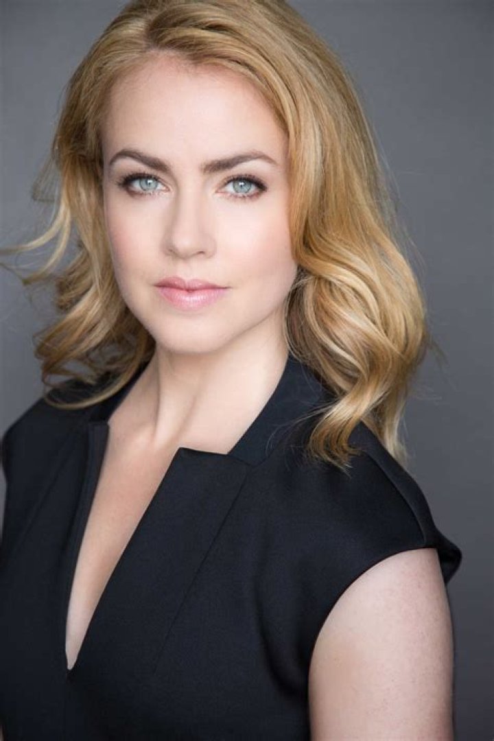 
Amanda Schull Biography: Is she married? Find out her biography, married, dating, family life, body measurement, career, net worth 