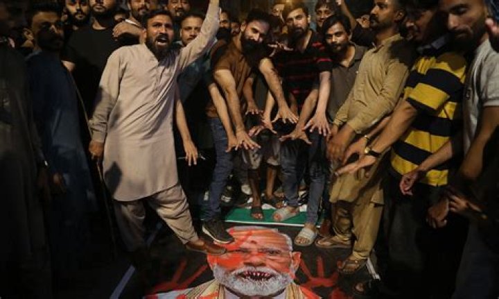 
“Avoid Crime.” Reactions As Seun Egbegbe Sees His Mother For The First Time In 6 Years 