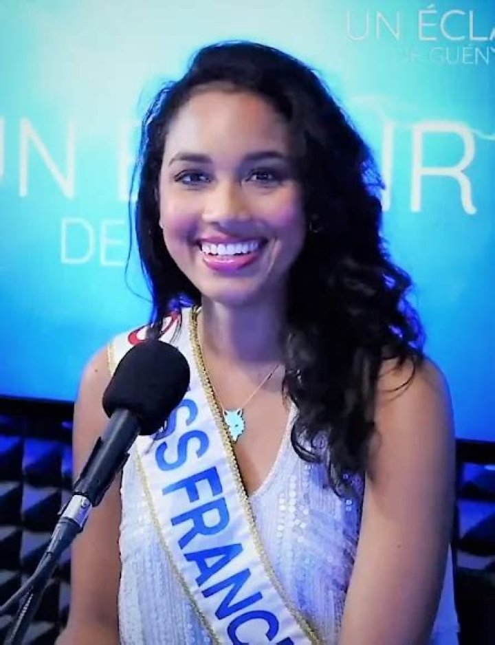 
Clémence Botino Height, Weight, Net Worth, Age, Birthday, Wikipedia, Who, Nationality, Biography 