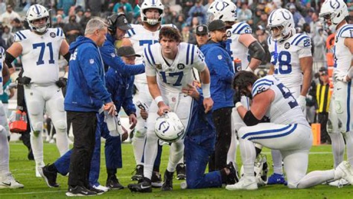 
Daniel Jones injury update: New York Giants QB suffers neck injury vs Miami Dolphins 