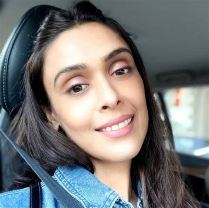 Hrishitaa Bhatt Height, Weight, Net Worth, Age, Birthday, Wikipedia, Who, Instagram, Biography