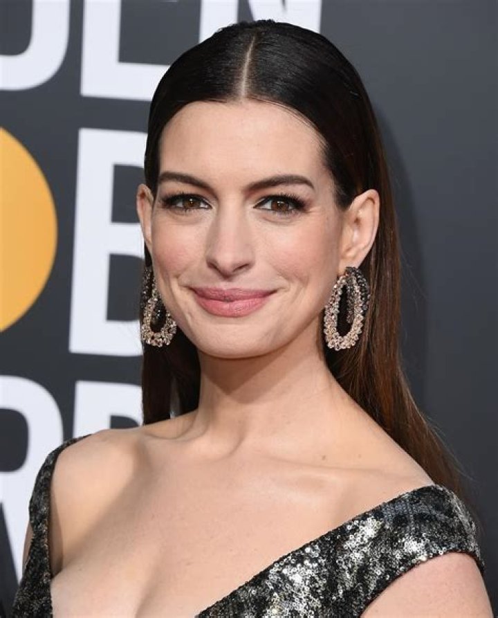 
Is Anne Hathaway Gay? Age, Height, Net Worth 