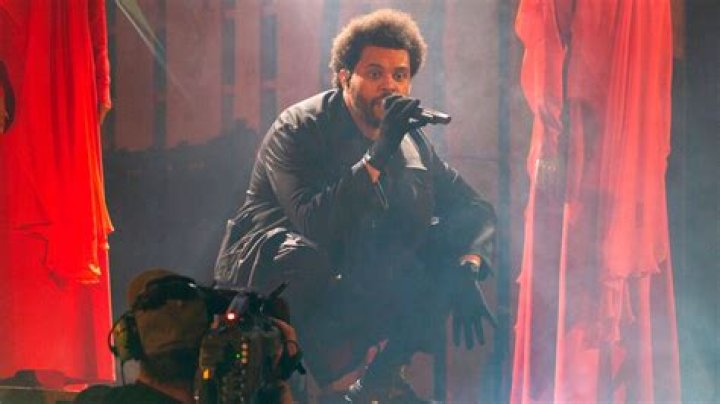 
Is The Weeknd Sick, What Happened To His Voice Mid-Singing? LA Tours Cancelled! 