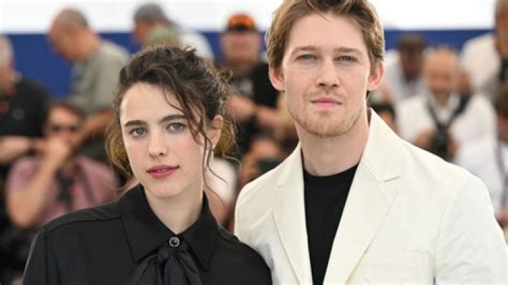 
Joe Alwyn and Margaret Qualley in Steamy Trailer for Erotic Thriller ‘Stars at Noon 