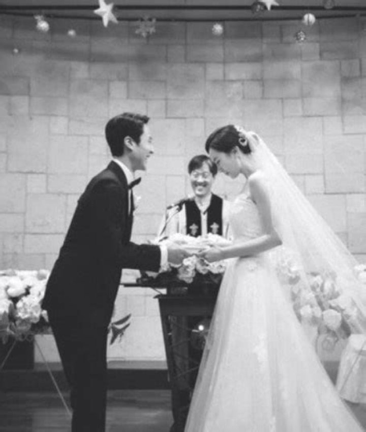 
Jung Woo is Married to Wife: Kim Yoo-mi. Kids. 