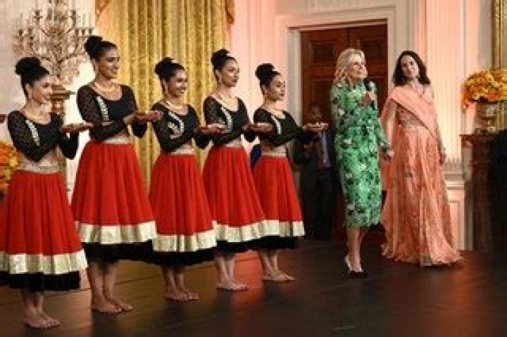 
Kelly Ripa Celebrates Diwali, Flaunts her Dancing Skills on Bollywood Songs 
