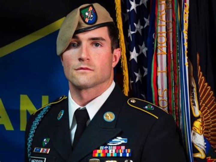 Lucas Tomlinson Height, Weight, Net Worth, Age, Birthday, Wikipedia, Who, Nationality, Biography