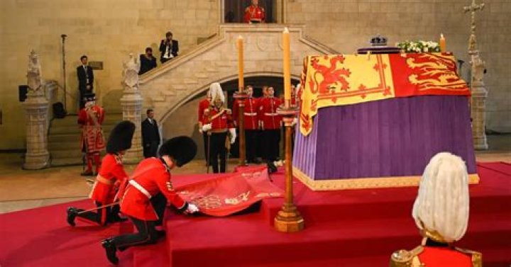 
Royal Guard Fainted Near Queen Elizabeth’s Coffin and Fell off the Podium 